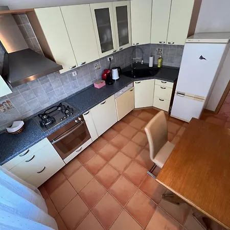 2br Near Nivy & Center