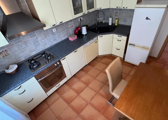 2br Near Nivy & Center